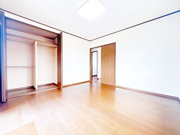 【リフォーム中】2階南側洋室です。壁・天井はクロス張替を行う予定です。