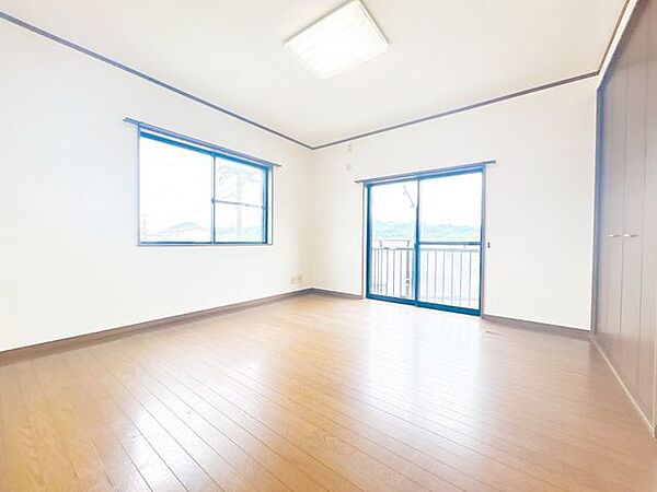 【リフォーム中】2階南側洋室別角度です。壁・天井はクロス張替を行う予定です。