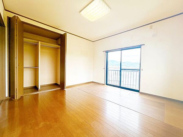 【リフォーム中】2階西側洋室です。壁・天井はクロス張替を行う予定です。