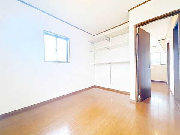 【リフォーム中】2階北側5帖洋室です。壁・天井はクロス張替を行う予定です。