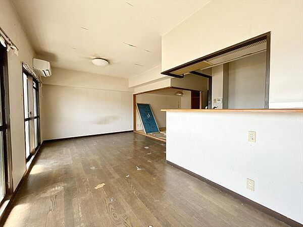 【リフォーム中】リビング別角度写真です。床はフローリング仕上げ、壁・天井はクロス張替を行う予定です。