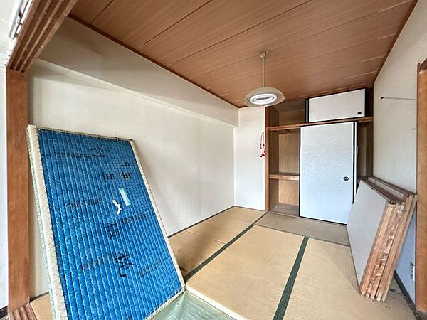 【リフォーム中】和室です。洋室に変更し、床はフローリング仕上げ、壁・天井はクロス張替を行う予定です。