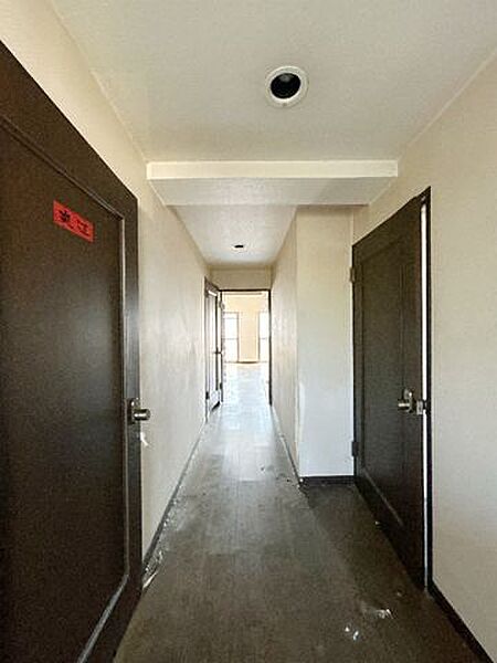 【リフォーム中】廊下です。床はフローリング仕上げ、壁・天井はクロス張替を行う予定です。