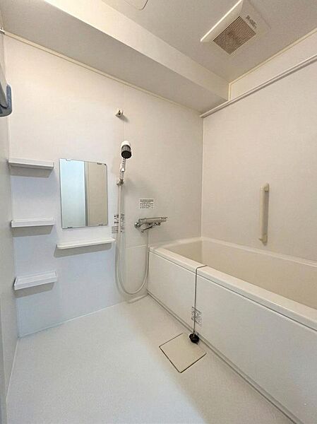 清潔感と機能性を兼ね備えた、快適なバスルーム空間。