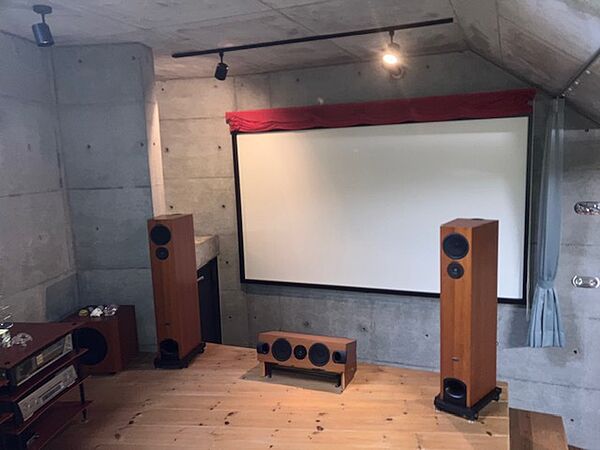 1階ホームシアタールーム。使い方は自由♪