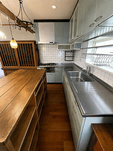 キッチン　※居住中につき画像を加工しております。現況と異なる場合は現況が優先となります。蛇口の形状が異なります。