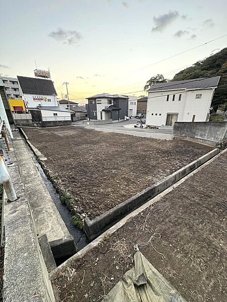 南側敷地部分です。日当たりのいいお土地です。