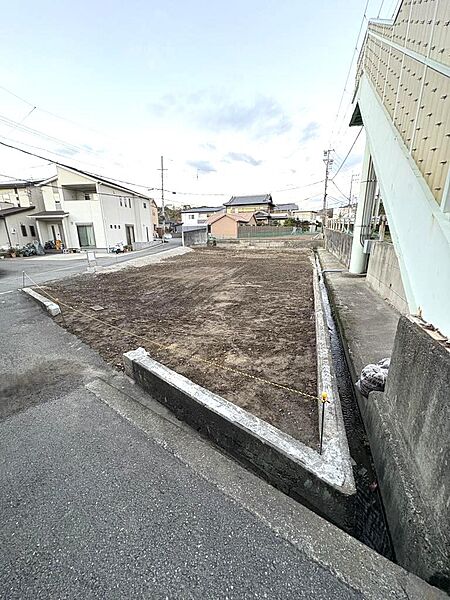 敷地内東側水路部分です。