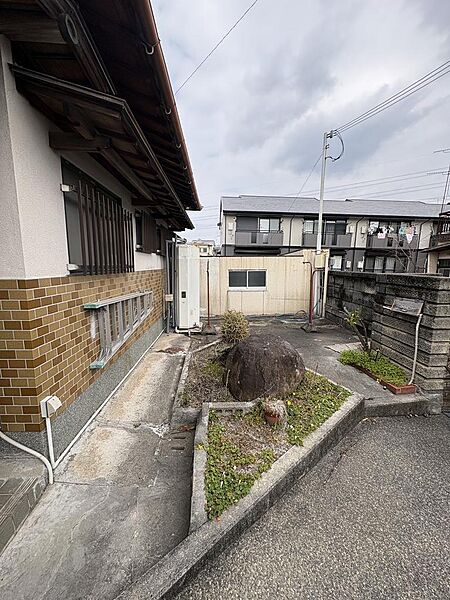 道路側のお庭とガレージです。