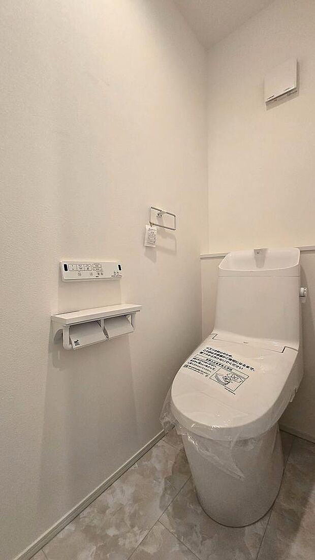 温水洗浄便座付き。清潔感のある快適なトイレ空間です。
