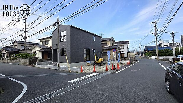 角地ならではの開放感。陽当たりと風通しに恵まれた新築戸建です。