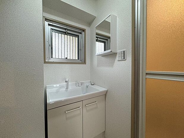 窓付きの洗面所です♪横に収納付きの鏡がついていて、洗面周りがすっきりとしますね♪