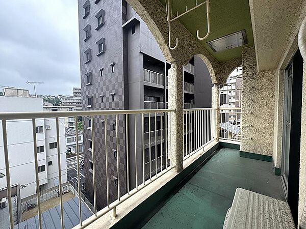 ゆとりあるバルコニーはお洗濯時以外にも趣味スペースとしても使えて使い勝手が良いです。晴れた日にはバルコニーで食事やお茶するのも楽しそうですね。