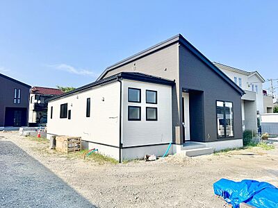 外観:スタイリッシュな外観デザインが目を引く平屋の住まいです。ブラウンとホワイトを基調とした落ち着いた佇まいで、敷地内にはゆとりある駐車スペースも確保。青空に映える洗練された外観が魅力の物件です。 外観:スタイリッシュな外観デザインが目を引く平屋の住まいです。ブラウンとホワイトを基調とした落ち着いた佇まいで、敷地内にはゆとりある駐車スペースも確保。青空に映える洗練された外観が魅力の物件です。