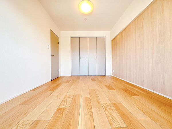 リビング横洋室。シンプルで整った形状のため、家具レイアウトのしやすいお部屋です