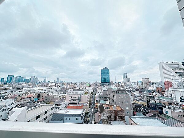 周りには高い建物がないので、見晴らしがよく空も広く感じられます