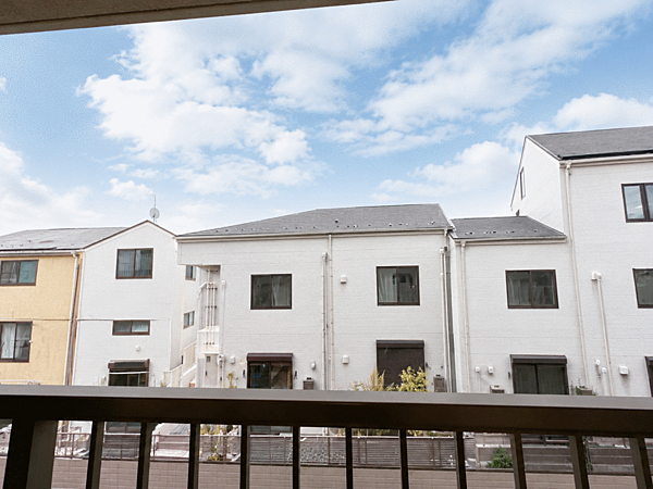 周りの建物と距離が離れているので、見晴らしがよく空も広く感じられます