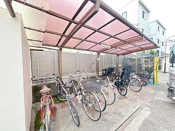 マンションの自転車置き場。自転車は整然と並び、管理の良さや住人の方々のマナーの良さが伺えます