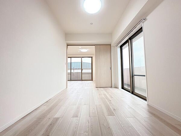 約6.5帖洋室(3)。明バルコニーに面しており、やわらかな自然光が差し込む明るい洋室です