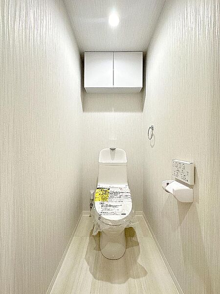 吊戸棚付きのため、トイレットペーパーや日用品もすっきり収納できます