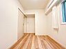 子供部屋：約4.2帖サービスルーム。窓からの採光があり扉を閉めても圧迫感を感じません