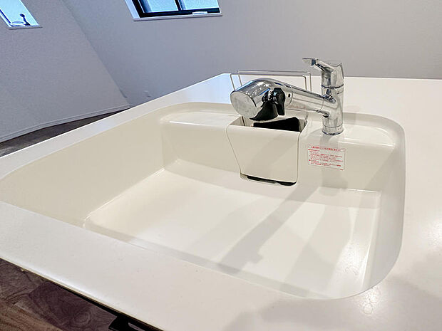 【キッチン設備】清潔な印象の白いシンクは、浄水一体型のシャワー水栓も完備しています。