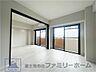 リビング/ダイニング：大きな掃き出し窓で、明るく開放的です