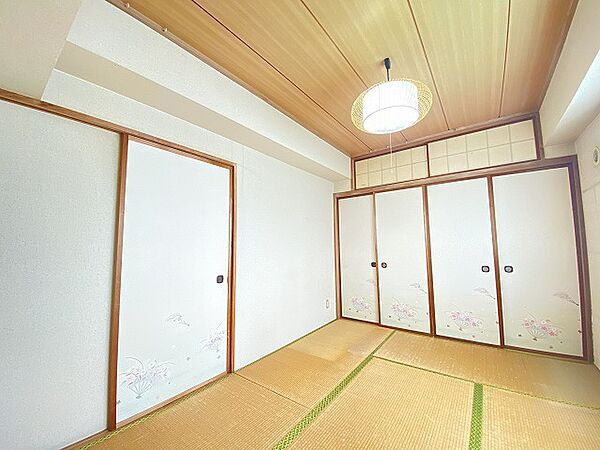 隣の和室とつながっております