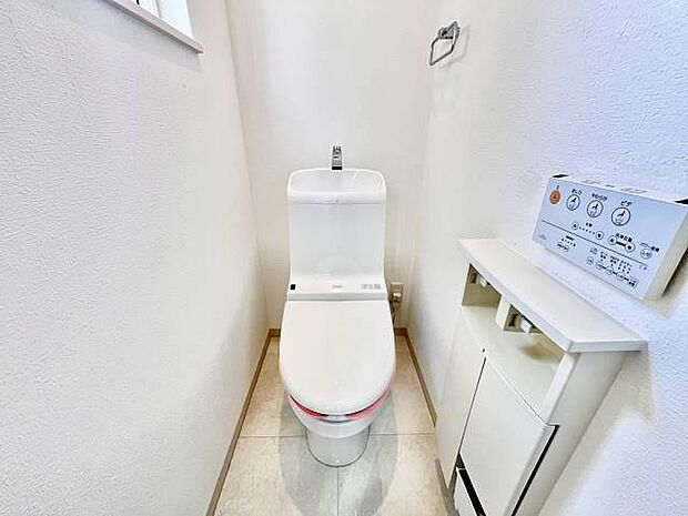 1階トイレ☆温水洗浄機能付き！