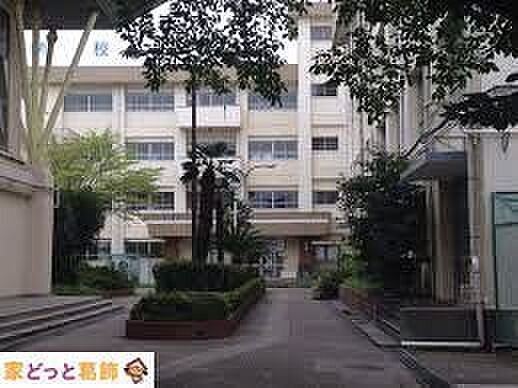 葛飾区立葛美中学校 徒歩9分。 710m