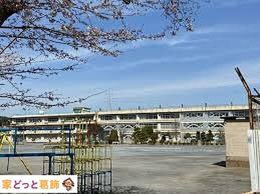 柏市立土南部小学校 徒歩11分。 820m