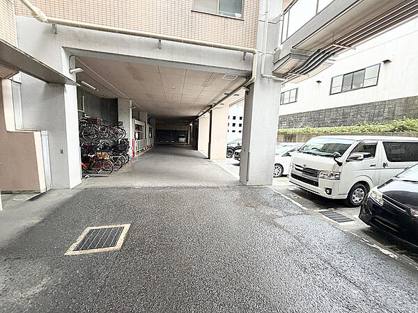 敷地内駐車場へのアプローチ。建物内へ続く動線も確認でき、実際の車の出入りをイメージしていただけます。
