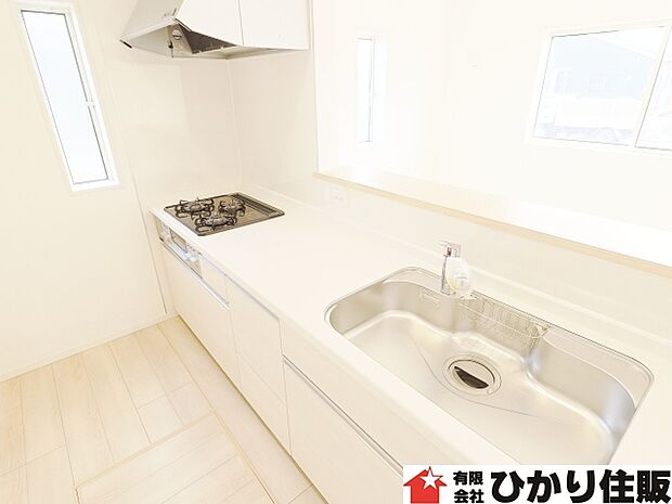 白で統一された清潔感のあるカウンターキッチン　浄水器内臓型水栓付きです