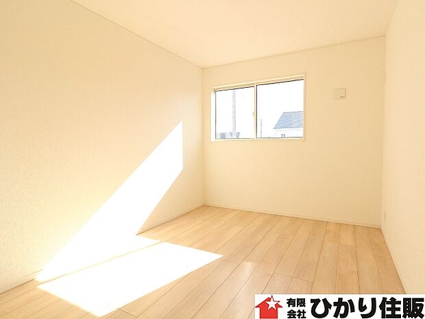日当たり良好な２階洋室です。しっかりとした大きさのクローゼットを完備し、収納スペースも十分。