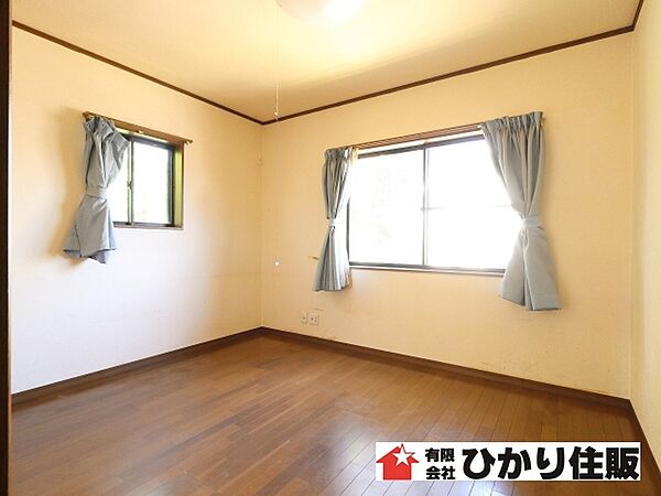 ２階洋室　２面に窓がありとても明るい部屋です！