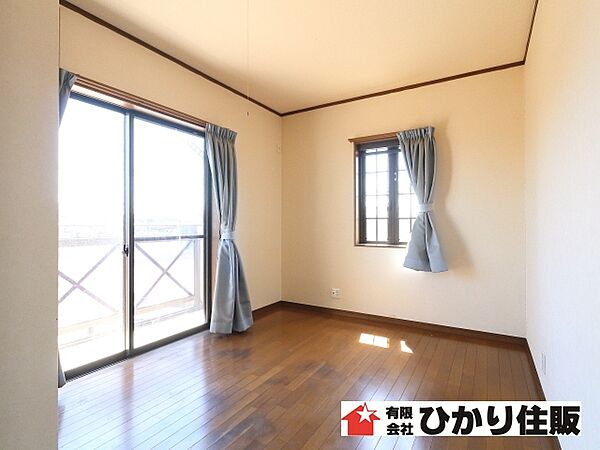 ２階洋室　２面に窓がありとても明るい部屋です　窓からバルコニーに出られます