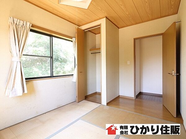 ２階和室　様々な使い方ができる和室　お子様の遊び場、寝室など便利に使えるお部屋です