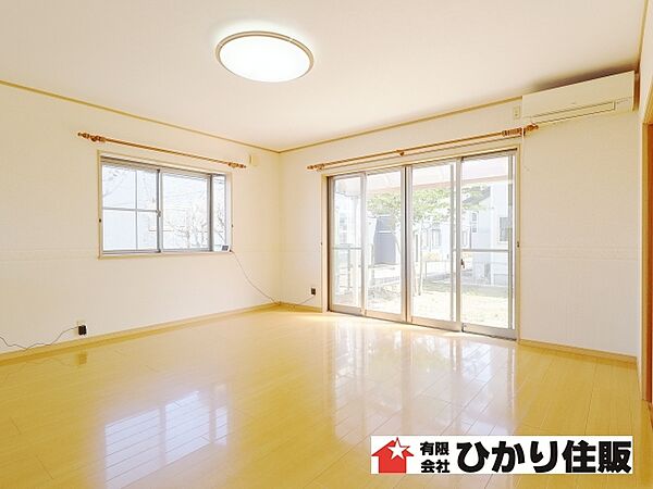 窓が大きく、とても明るいリビング！内見予約受付中です。お気軽にお問い合わせください。