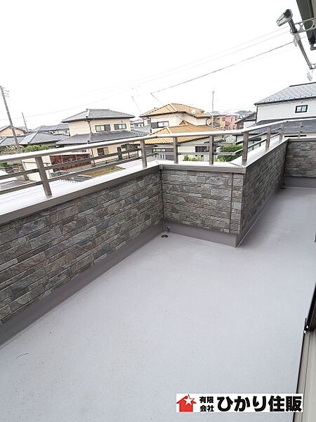 陽ざしがたっぷり降り注ぐ、広々としたバルコニー付き住まい。