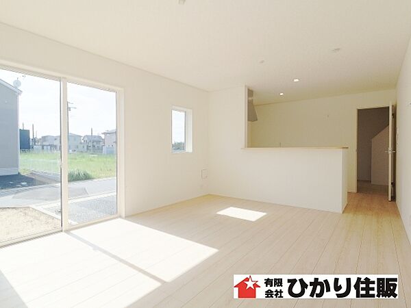 開放感あふれるリビング　窓からの日差しも明るい心地いい空間です