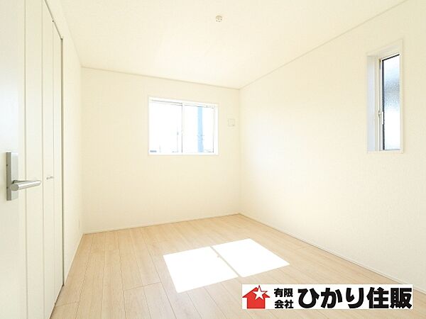 日当たり良好な洋室です。しっかりとした大きさのクローゼットを完備し、収納スペースも十分。
