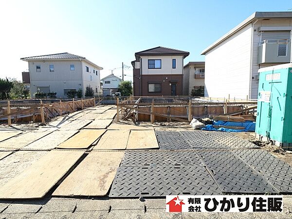 明るい陽光が注ぎ、寛ぎの雰囲気に満たされる家
