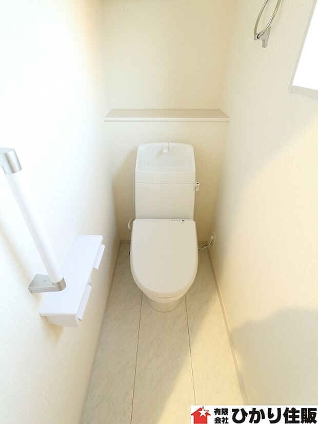 トイレは1階と2階にそれぞれ1つずつウォシュレットタイプを採用しています。窓がついているので、いつでも快適で清潔な空間を保つことができます。