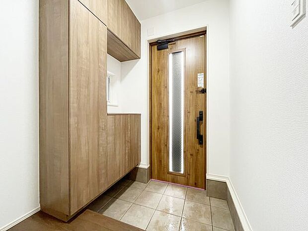 玄関ではタイルを採用しており、お掃除楽々！特にお子さまがたくさんの砂を持って帰ってきても安心ですね！