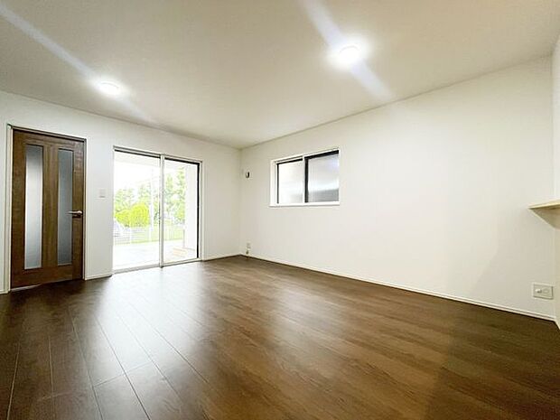 シンプルで美しいデザインのリビングは、お好みのインテリアにコーディネイトしやすく、家族がやすらぐ癒しの空間が作れますね。