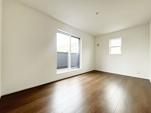 寝室や子供部屋にぴったりなシンプル洋室でお部屋のコーディネートが楽しめますね。