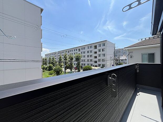 日当たりの良いバルコニーは、お洗濯が多いときも安心！たくさん干してもカラっと乾きそうです！