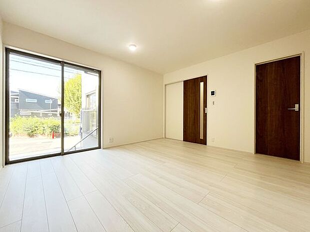 リビングのフローリング材には、木目や色調など木材特有の風合いがあり、ナチュラルな美しさで、日々の生活に温もりを与えてくれます。