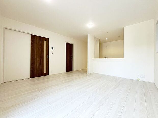 LDKには大きな窓からたくさんの光が入り、明るく、開放的な空間を演出してくれます。お友達が遊びに来た時も自慢のリビングになりますね!