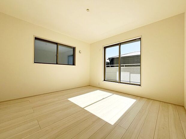 室内はシンプルな仕様となっており、それぞれの好みに合わせたインテリアで、趣味に合わせてレイアウトしやすくなっております。